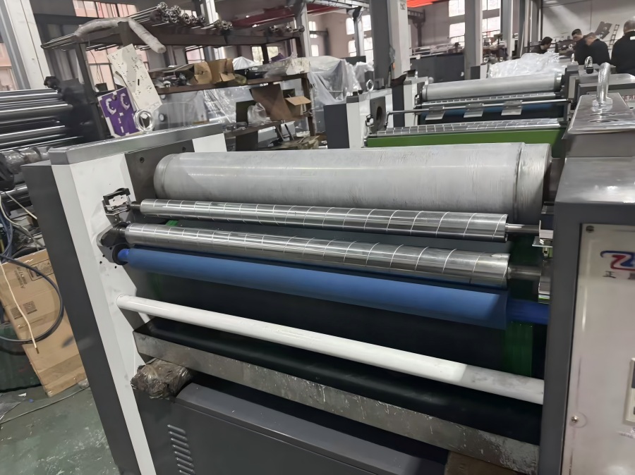 न्यू स्टार की YF-920C औद्योगिक-ग्रेड एम्बॉसिंग मशीन उत्पादन में!